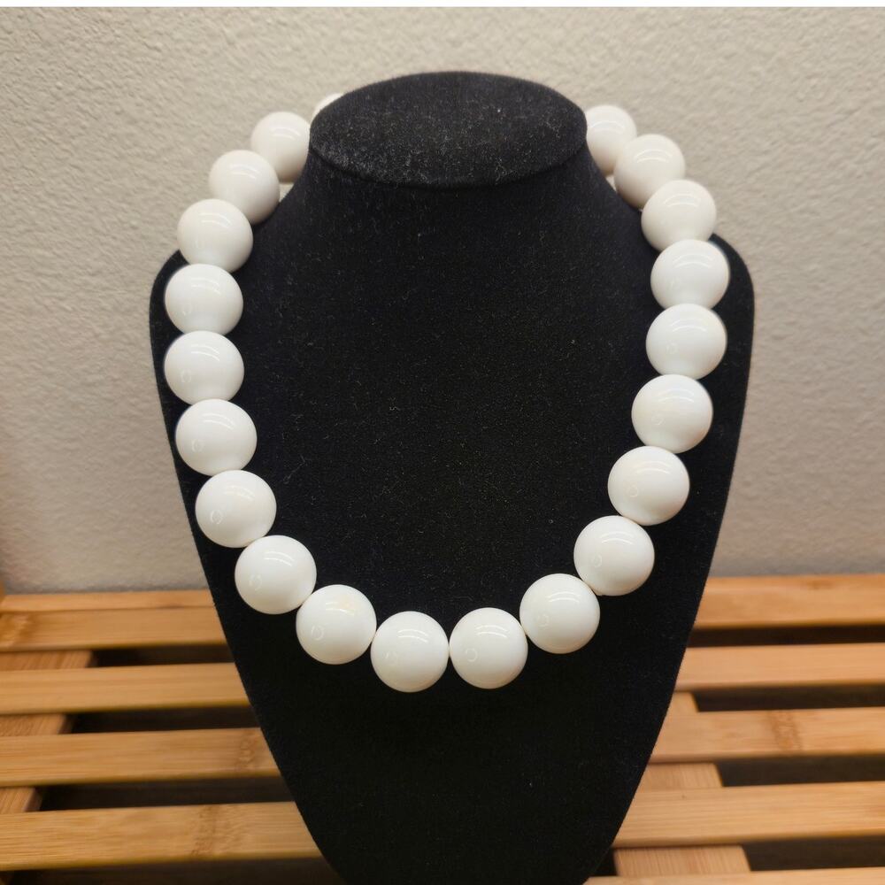 Vintage 60s Chunky White Bead Wilma Statement Necklace Graduated Bubble Choker